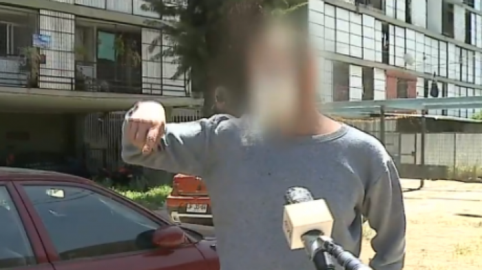 Vecinos alegan malos olores y suciedad por perros encerrados en departamento de Estación Central