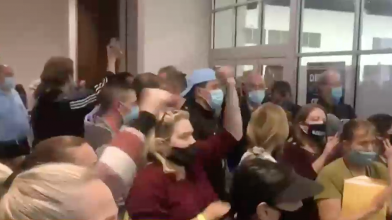 Adherentes a Trump protagonizan manifestaciones para detener el conteo de votos emitidos por correo