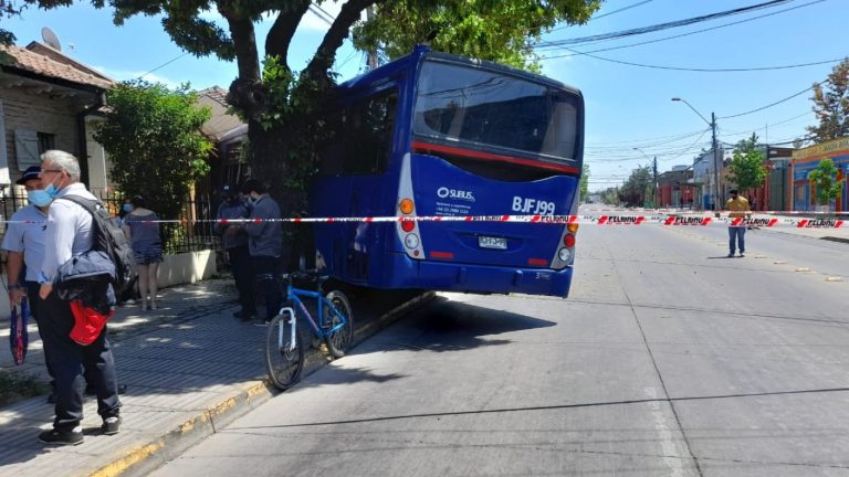 Bus de Red impactó contra una vivienda en Santiago Centro: Dueño de casa se salvó de milagro