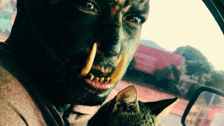 Tatuador se implantó colmillos en la mandíbula: Su sueño es ser un orco