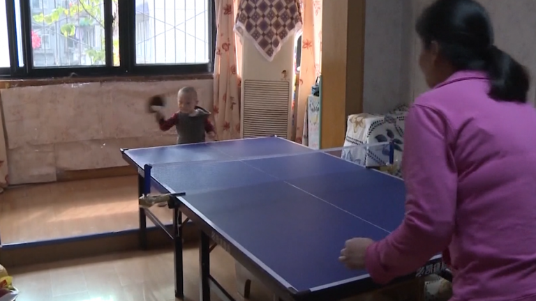 Tiene 3 años y juega ping pong desde que era bebé: Ya es mejor que tú