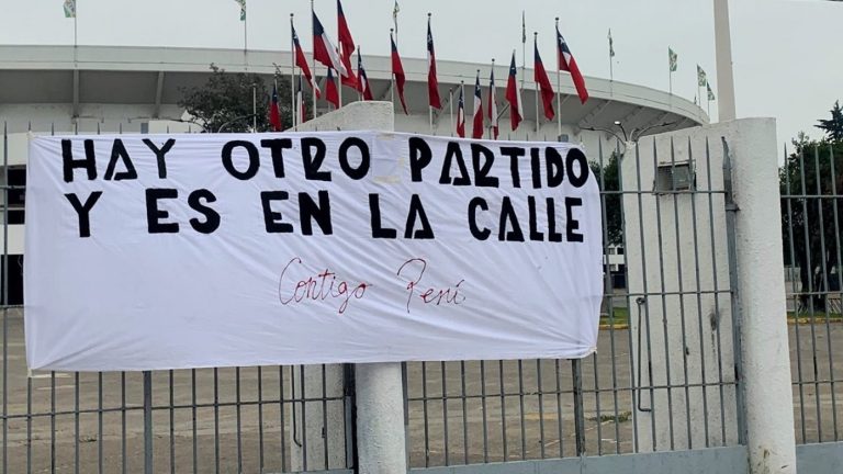 Colgaron cartel en apoyo a las protestas en Perú en las afueras del Estadio Nacional