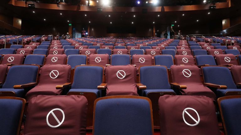 Con un aforo del 50% y butacas señalizadas: Así será la reapertura del Teatro Municipal de Las Condes