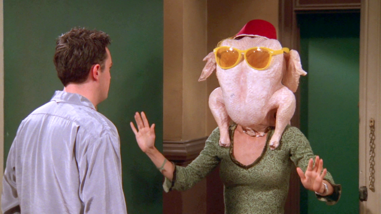 ¡Regresó Mónica! Courteney Cox revivió el icónico baile con un pavo en la cabeza de 