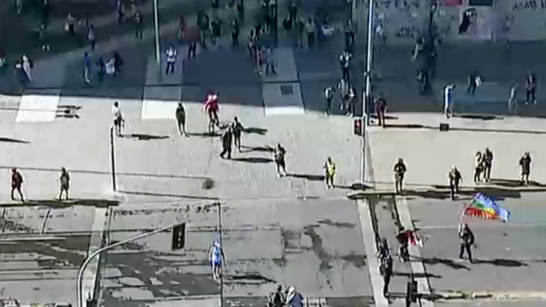 Desvíos de tránsito y cierre de estaciones de Metro por manifestaciones en las cercanías de La Moneda