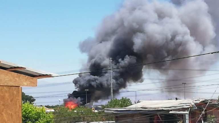 Cerro Navia: Voraz incendio en campamento deja al menos 69 viviendas afectadas