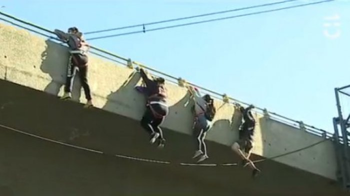 Vecinos de Peñalolén se colgaron de pasarela en Las Condes para exigir soluciones habitacionales