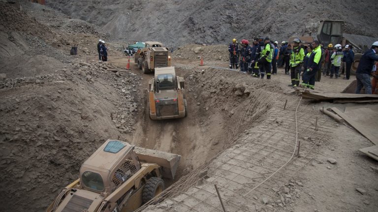 Inundación en mina de China tiene a decena de trabajadores atrapados