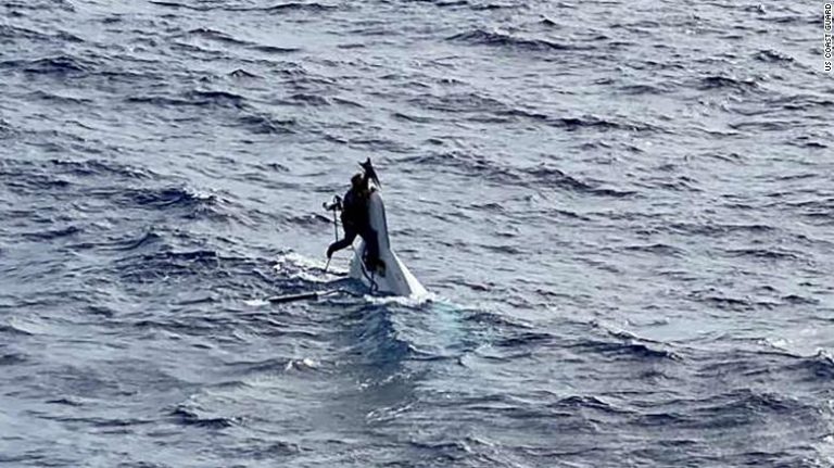 Hombre de 62 años desapareció en el mar, pero fue rescatado tras pasar 2 días aferrado a su bote volcado