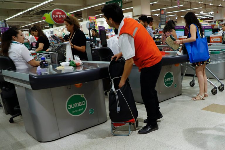 Presentan proyecto para que empaques puedan volver a trabajar en supermercados en medio de la pandemia