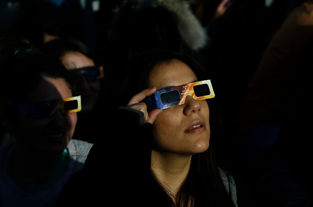 Pueden provocar graves daños: Expertos alertan sobre la venta de lentes sin certificación para el eclipse