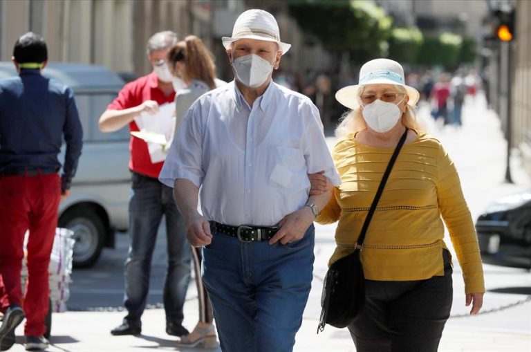 OMS actualiza recomendaciones sobre mascarillas y desaconseja las que tienen válvulas