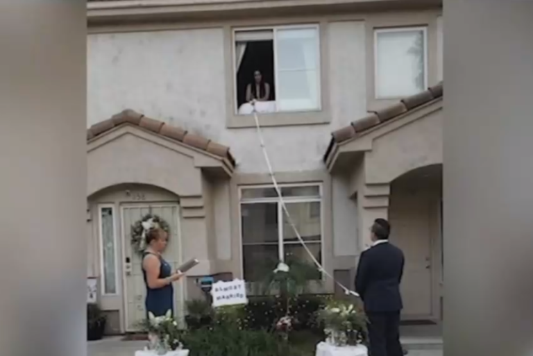 Tuvieron que posponer el beso: Novia contrajo COVID-19 días antes de la boda, pero se casó igual