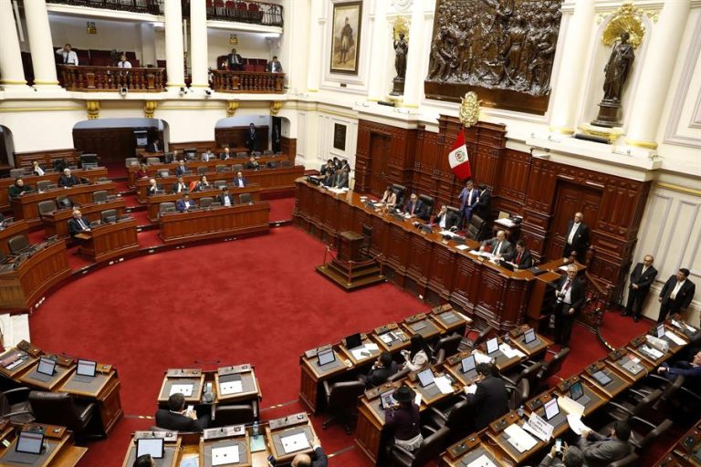 Congreso de Perú aprueba el retiro de pensiones públicas