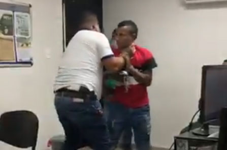 Colombia: Policía agarró por el cuello a un detenido y lo lanzó con fuerza contra una pared