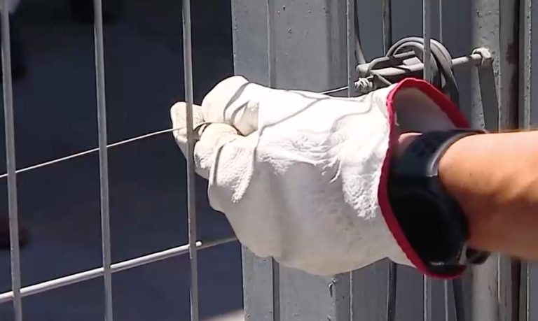 Menor de 5 años quedó herida tras recibir golpe eléctrico al tocar la reja de una automotora