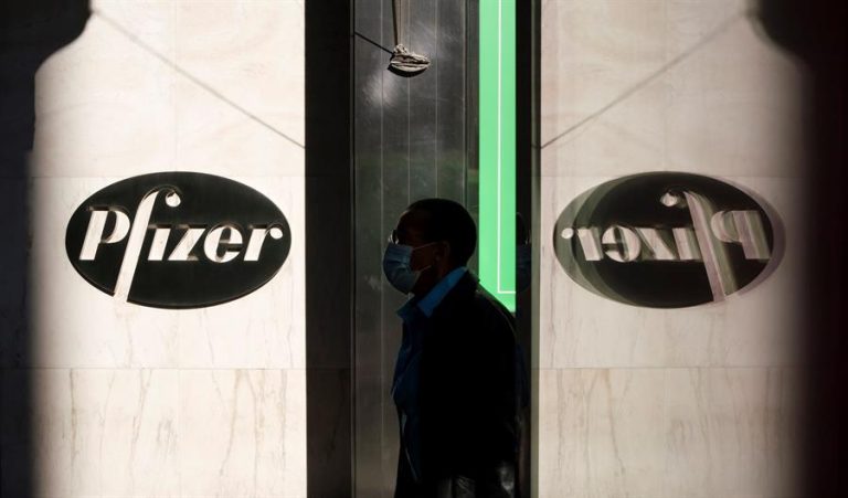 Pfizer recortó la cantidad de dosis de la vacuna contra el COVID-19 que fabricará en 2020