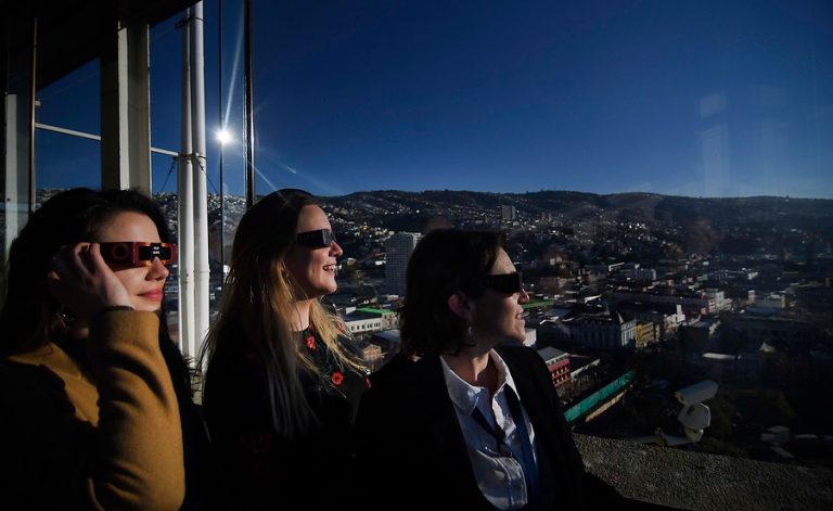 Entregarán 300 mil lentes gratis en Los Ríos para ver el eclipse