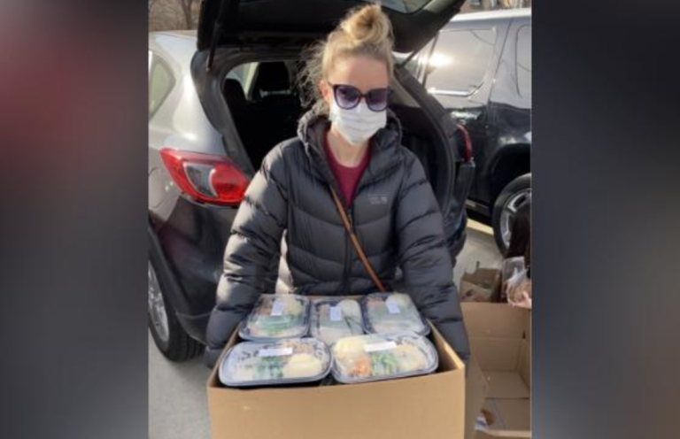 COVID-19: Invirtieron más de 5.000 USD en su boda y decidieron donar su catering para alimentar a personas necesitadas