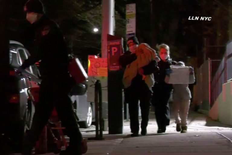 Niña de 6 años salvó a su madre apuñalada por su novio llamando a la policía