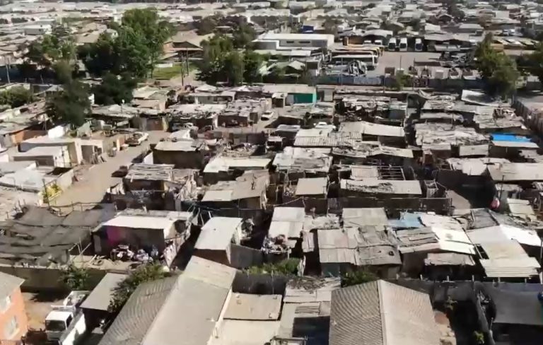 Niños sueñan con bicicletas y los padres con casa propia: Así esperan la Navidad en el campamento Santa Teresa