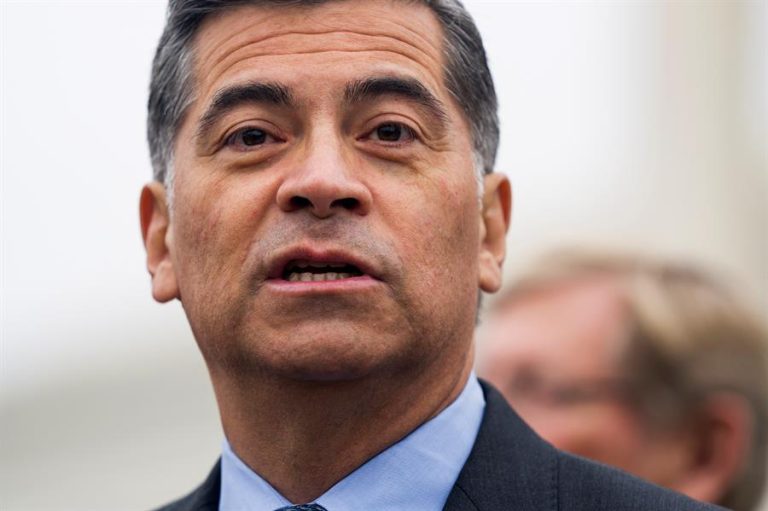 Biden elige al latino Xavier Becerra para dirigir la Salud y combatir el COVID-19