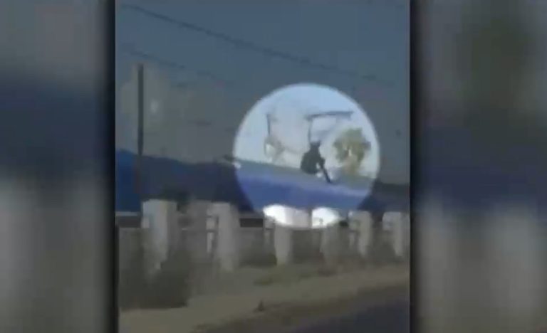 Video revela la temeraria actitud del sujeto que viajó sobre el techo de un tren de Merval