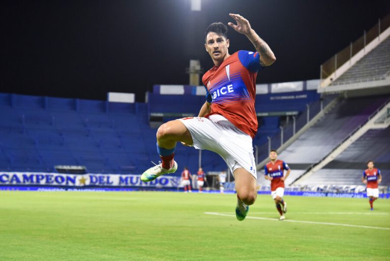 La UC quedó con un pie en semifinales de la Sudamericana tras superar de visita a Vélez Sarsfield