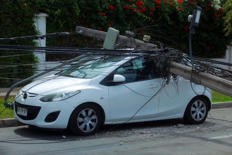 Camión provocó caos al pasar a llevar cables en La Reina: Captaron cuando un poste aplastó un auto