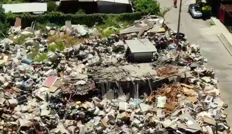 Casa convertida en basural preocupa a los vecinos: El hombre tiene síndrome de Diógenes y ha provocado incendios