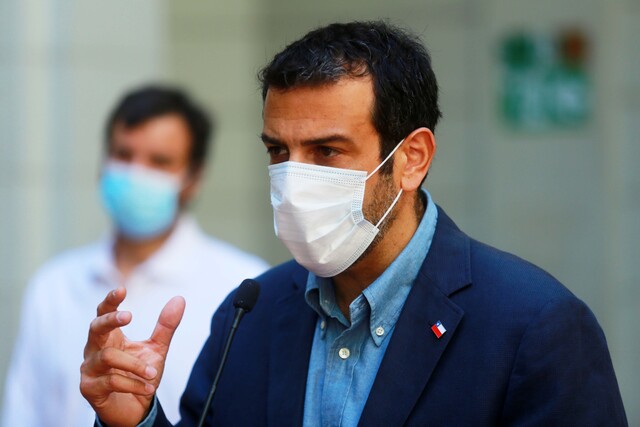 Ministro Delgado condenó quema de buses RED y afirmó que no reivindican una ideología