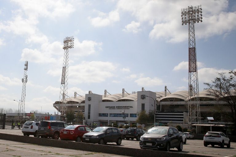 “Mojen la camiseta”: Hinchas de Colo Colo intimidaron a jugadores en el Monumental
