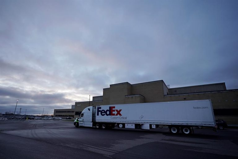 Los primeros camiones con la vacuna de Pfizer ya salieron desde su fábrica para distribuirla