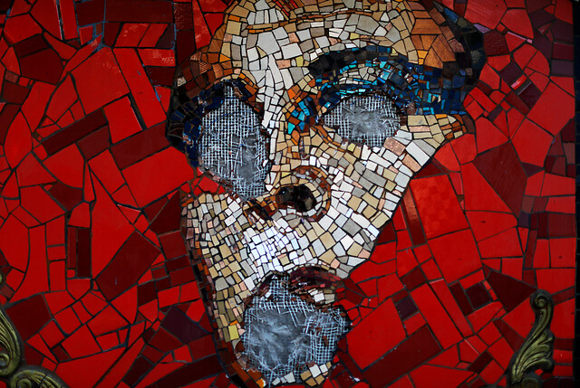 A tres meses de su destrucción: Denuncian nuevo ataque a mosaico de Pedro Lemebel