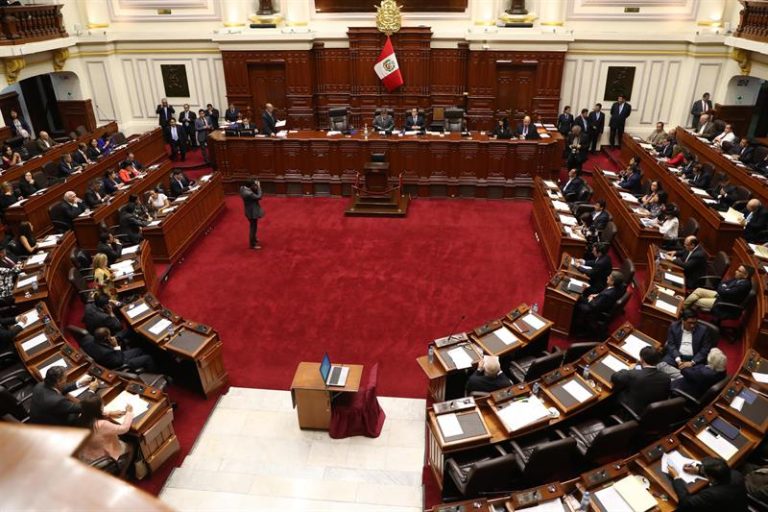 Perú: Congresistas proponen plebiscito para decidir si se redacta una nueva Constitución