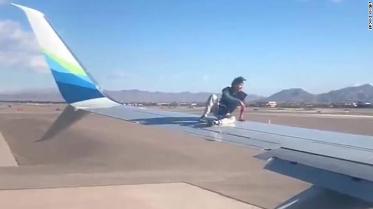 Hombre se subió al ala de un avión que se preparaba para despegar: Se resbaló y cayó al suelo