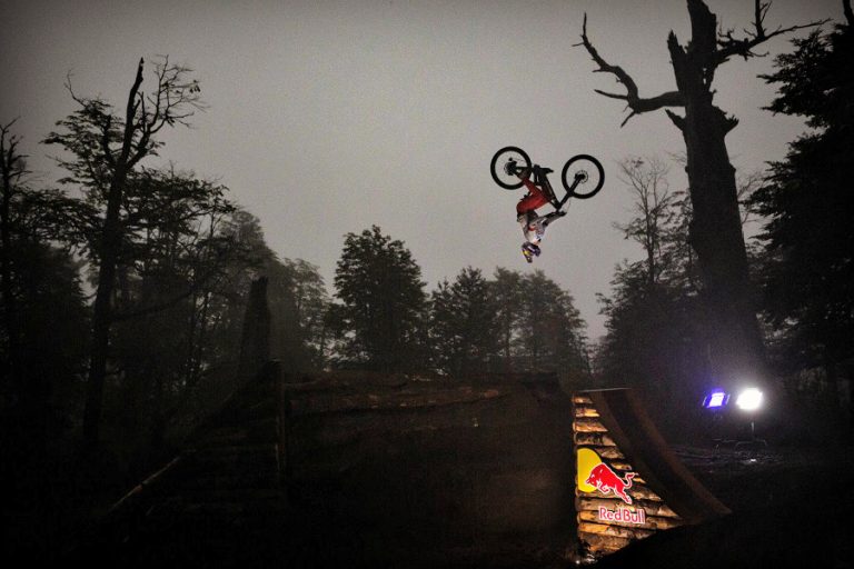 Bajó el Volcán Villarrica en 120 segundos: Campeón nacional de enduro completó desafío del eclipse