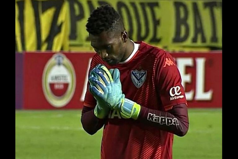 Portero de Vélez se fractura y no jugará en la revancha contra la UC