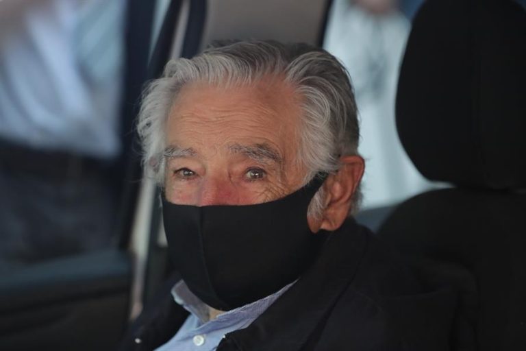 Ex presidente Mujica pide ser enterrado junto a su perra Manuela