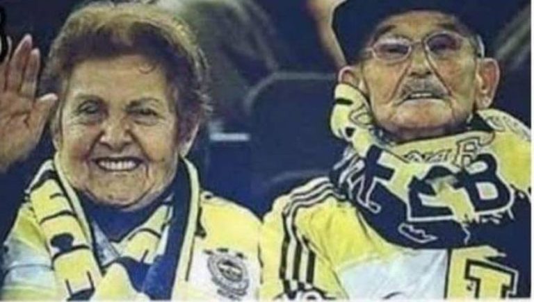 Equipo de fútbol homenajea a la pareja de hinchas ancianos que murió