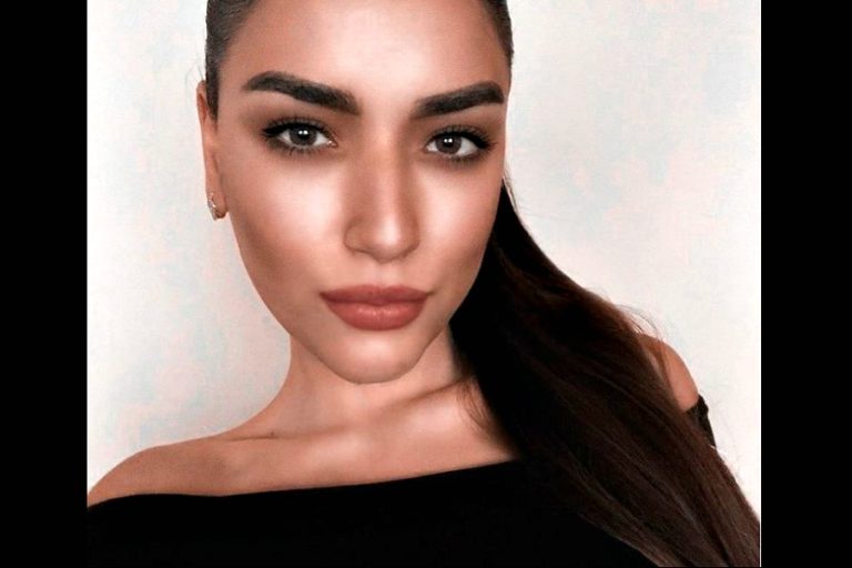 Le habría sacado los órganos mientras estaba viva: Acusan a influencer de parricidio contra su madre