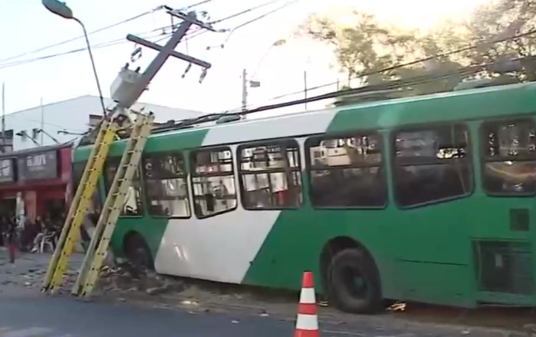 Bus del Transantiago chocó luego que su conductor fuera apuñalado