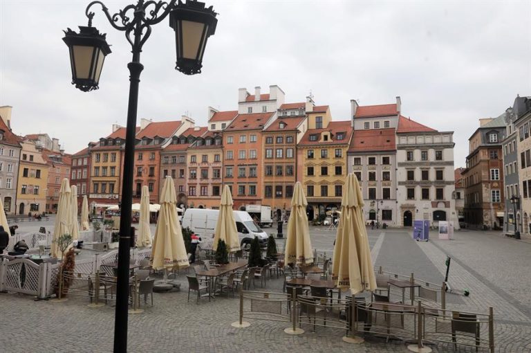 Rey de Suecia cuestiona manejo de pandemia en ese país: Cifras de contagios marcan récord