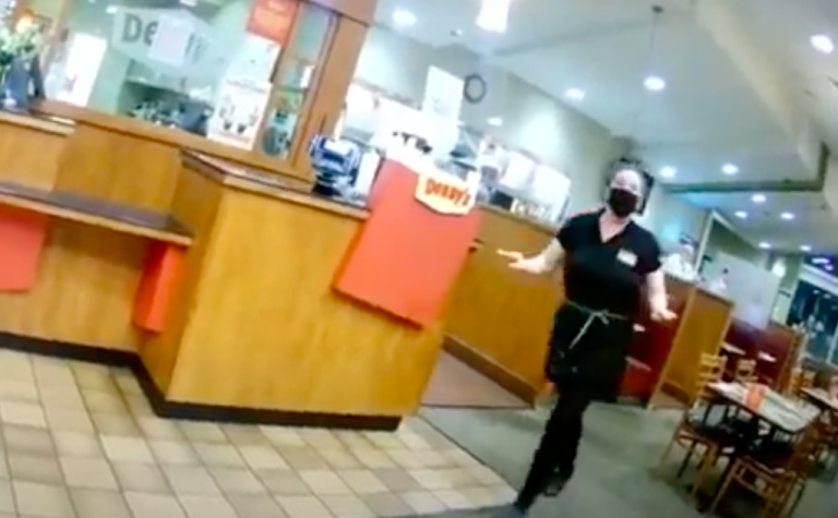 “¿Saben qué? Renuncio”: Mesera se aburrió de los clientes que no quieren usar mascarillas