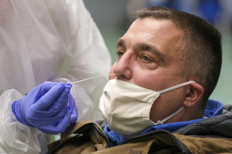 Pese a vacunaciones: OMS anticipa que próximos seis meses de pandemia serán 