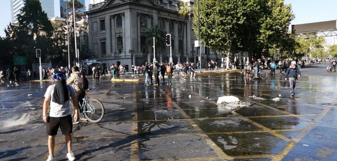 Por incidentes y protestas: Revisa todos los desvíos y cierres de estaciones de Metro de este viernes