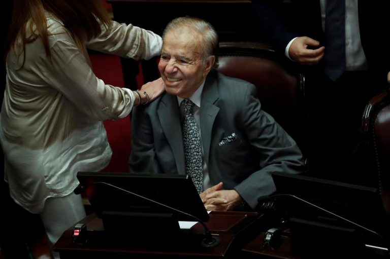 Ex presidente Menem está 