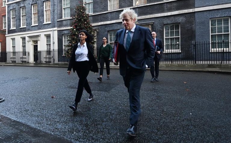 Preocupación por nueva cepa del COVID-19 en Reino Unido: Johnson establece duras restricciones para Navidad