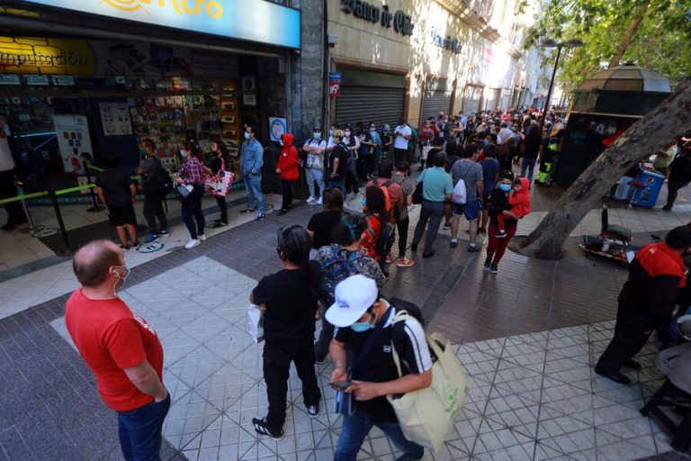 Cadem: 71% de santiaguinos aprueba haber vuelto a Fase 2, pero 50% no quiere volver a cuarentena