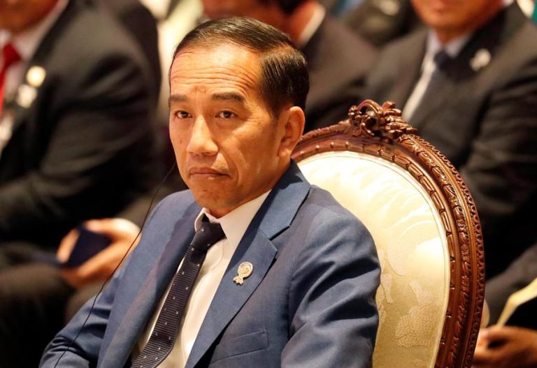 Indonesia: Sacaron a ministro de Salud que pidió rezar para combatir el COVID-19